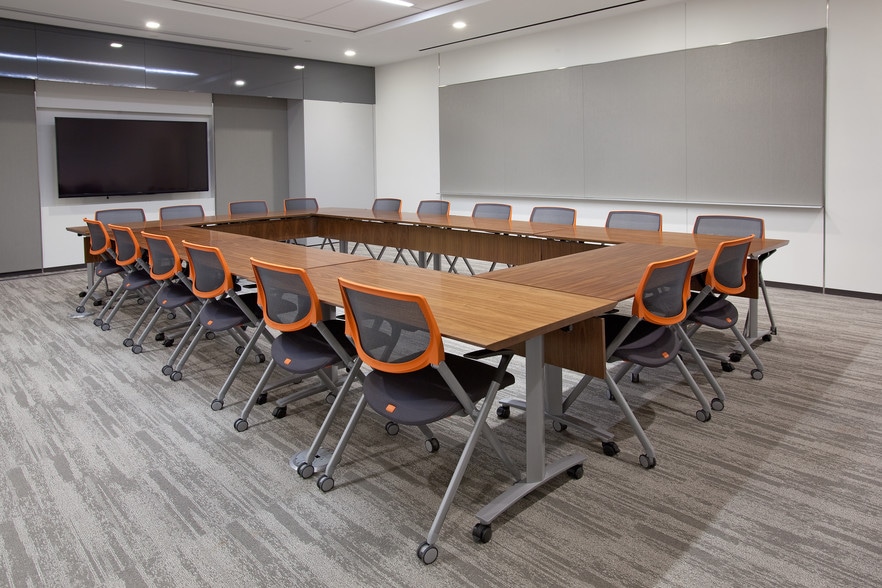 1400 Crystal Dr, Arlington, VA to rent - Interior Photo - Image 3 of 10