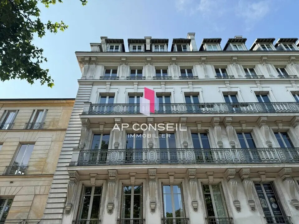 Office in Versailles to rent Building Photo- Image 1 of 7