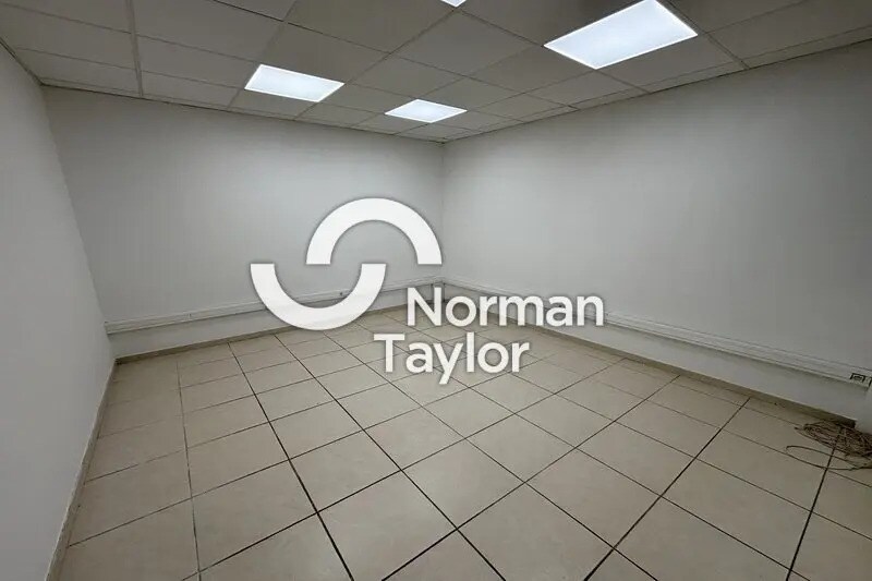 Light Industrial in Montpellier to rent - Interior Photo - Image 3 of 6