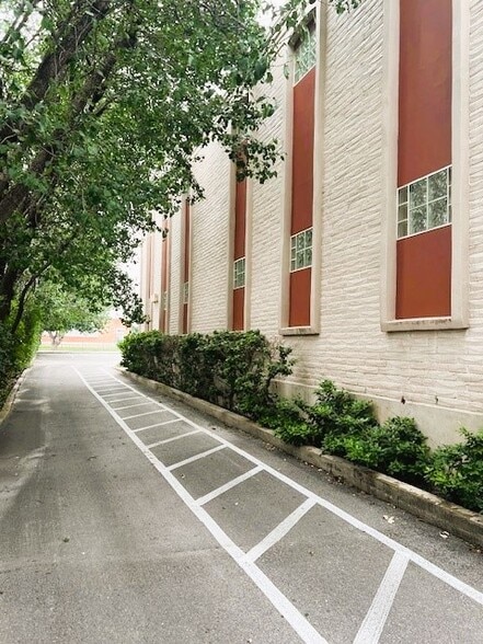 7809 Broadway St, San Antonio, TX for rent - Building Photo - Image 3 of 11