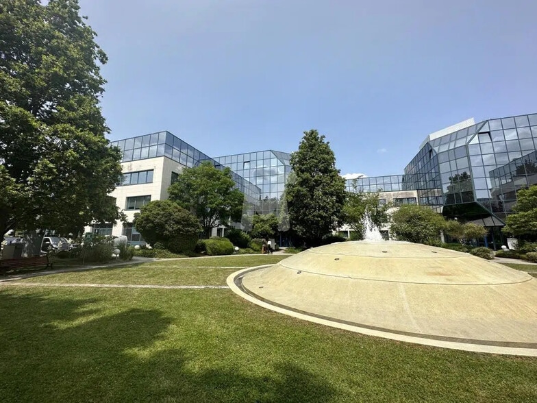 Office in Les Ulis to rent - Building Photo - Image 1 of 15
