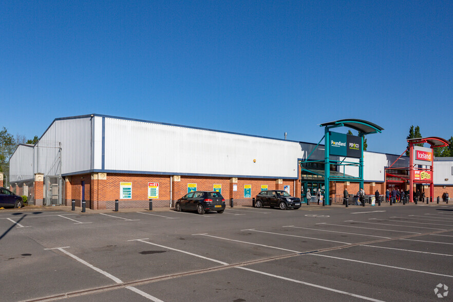 Waterside Retail Park portfolio of 3 properties for sale on LoopNet.co.uk - Primary Photo - Image 2 of 3