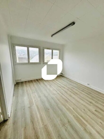 Office in Nanterre to rent - Interior Photo - Image 2 of 9