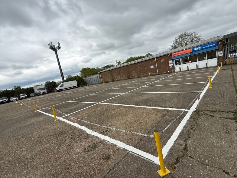Old Wolverton Rd, Milton Keynes to rent - Primary Photo - Image 1 of 1