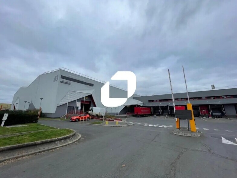 Office in Gennevilliers to rent - Building Photo - Image 2 of 4