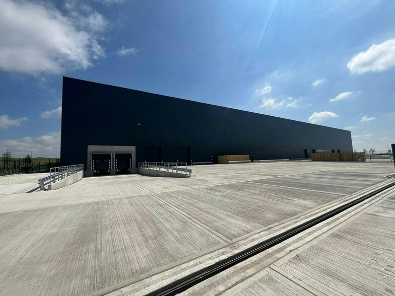 Coldharbour Ln, Rainham to rent - Building Photo - Image 2 of 13