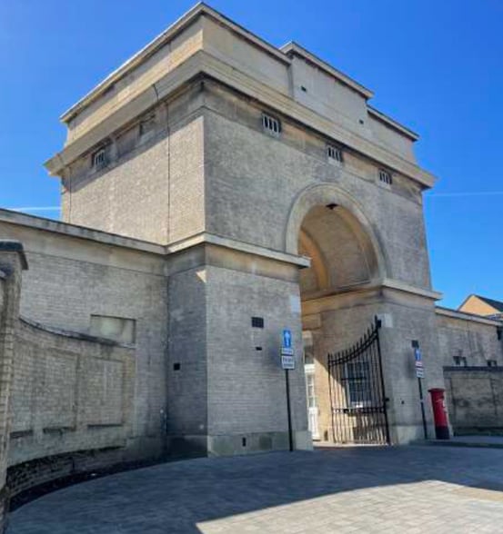 Uxbridge Road Rd, Southall to rent - Building Photo - Image 1 of 4