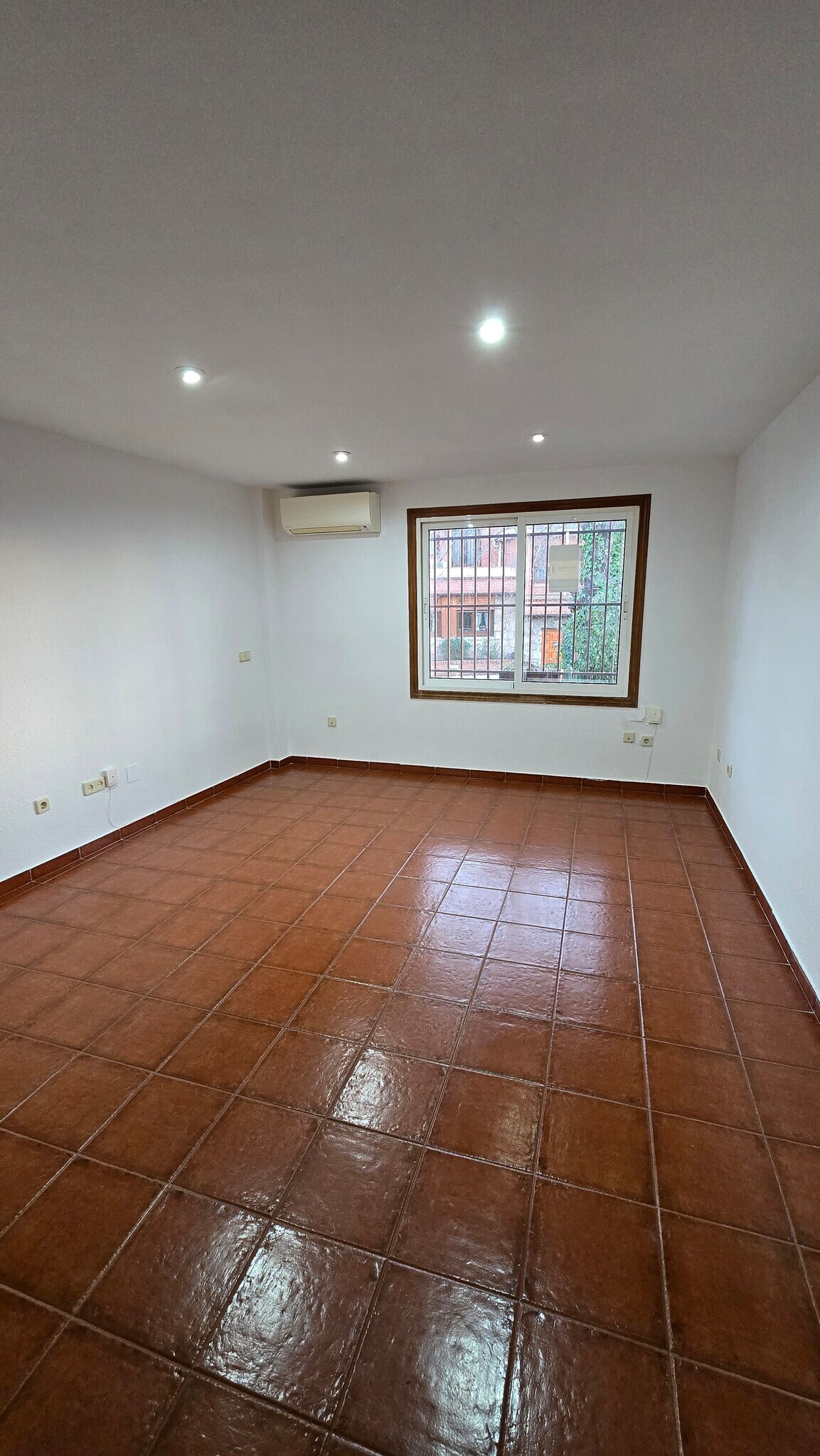 Retail in Madrid, Madrid for sale Primary Photo- Image 1 of 5