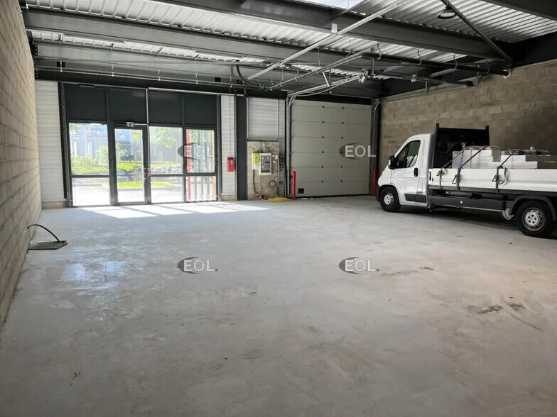 Light Industrial in Éragny to rent - Interior Photo - Image 2 of 6