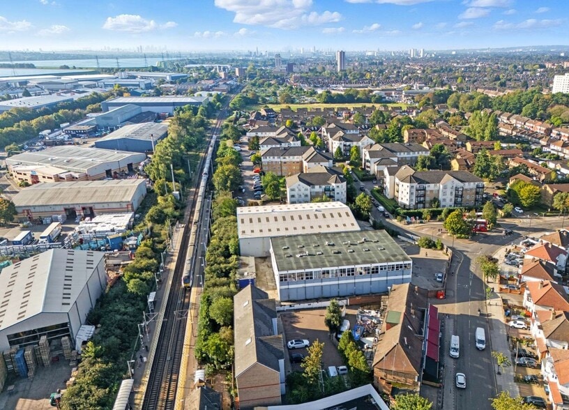 241 GREEN STREET, ENFIELD portfolio of 2 properties for sale on LoopNet.co.uk - Primary Photo - Image 2 of 2