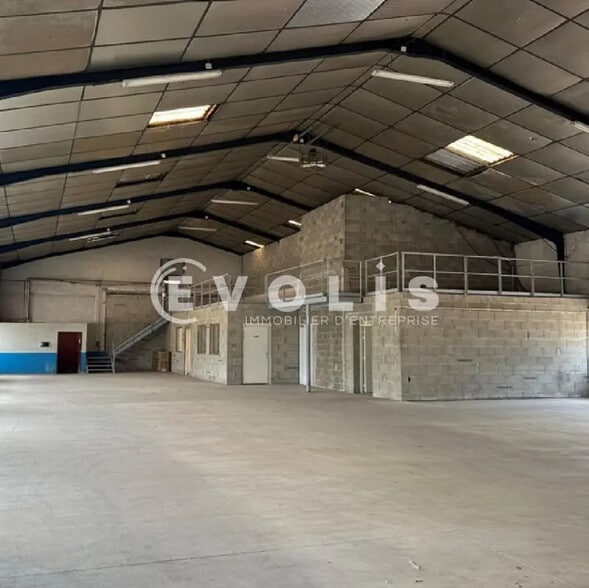 Light Industrial in Saint-Laurent-de-Mure for sale - Interior Photo - Image 1 of 4