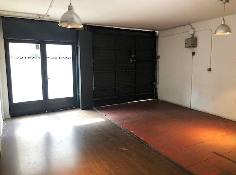 Retail in Barcelona, Barcelona to rent - Interior Photo - Image 2 of 2