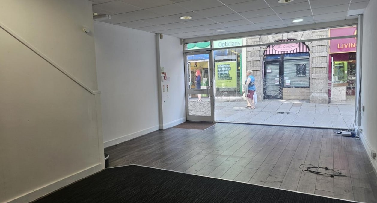 44 Fore St, St Austell to rent Interior Photo- Image 1 of 7