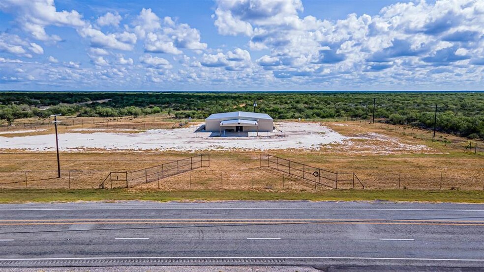 25998 State 359 hwy, Bruni, TX for sale - Primary Photo - Image 1 of 33