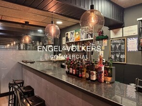 Retail in Barcelona, Barcelona to rent Interior Photo- Image 2 of 12