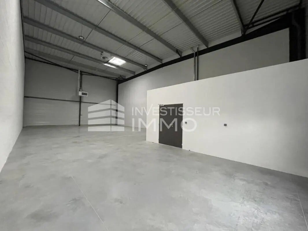 Light Industrial in Savigny-le-Temple to rent Interior Photo- Image 1 of 4
