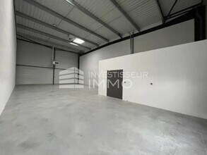Light Industrial in Savigny-le-Temple to rent Interior Photo- Image 1 of 4