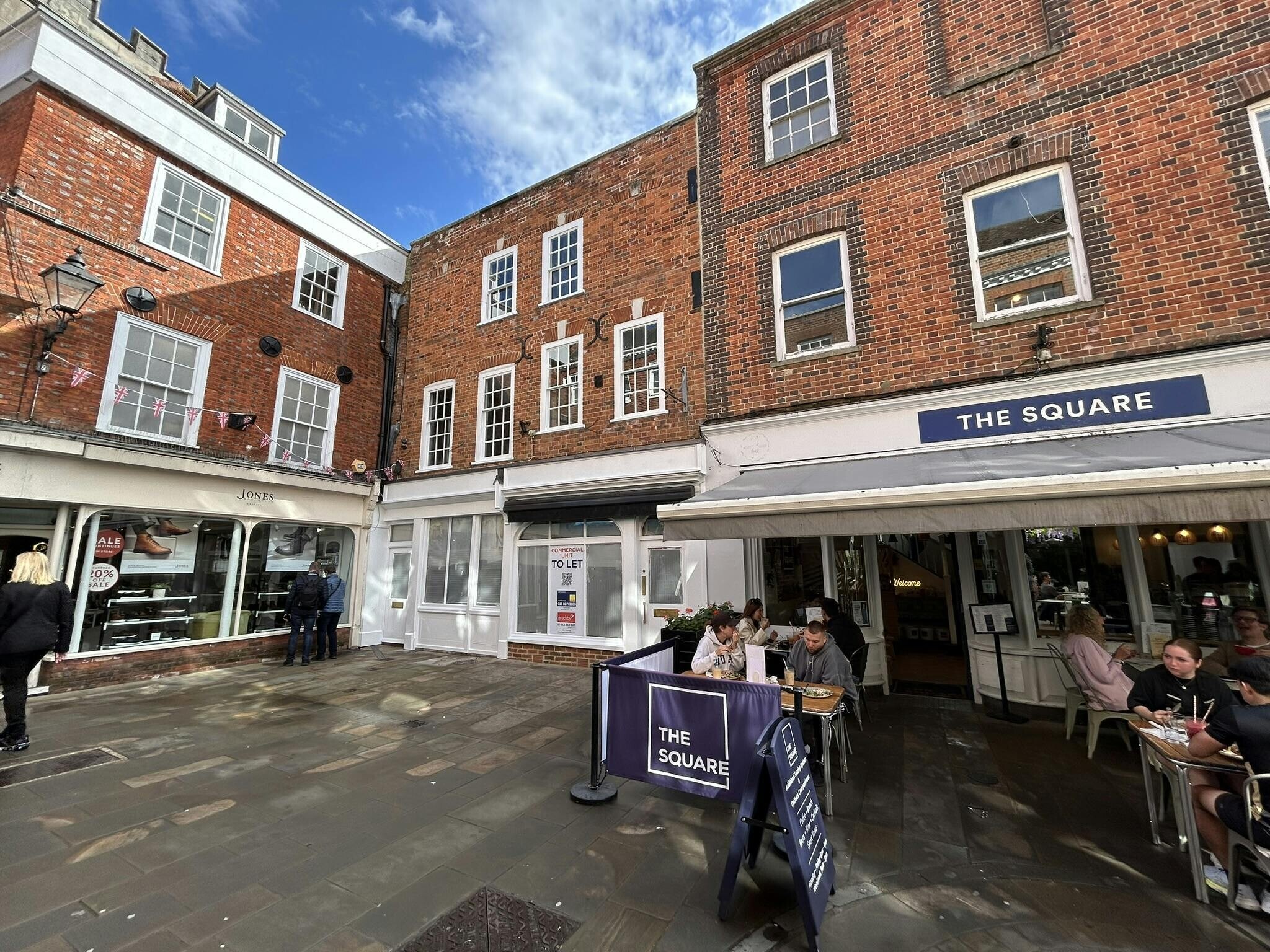 18 The Square, Winchester to rent Building Photo- Image 1 of 13