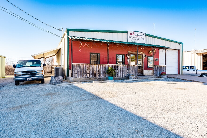 2704 Commerce St, Marble Falls, TX for rent - Building Photo - Image 3 of 14