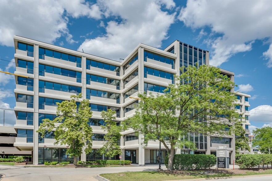 10400 W Higgins Rd, Rosemont, IL for rent - Building Photo - Image 1 of 14