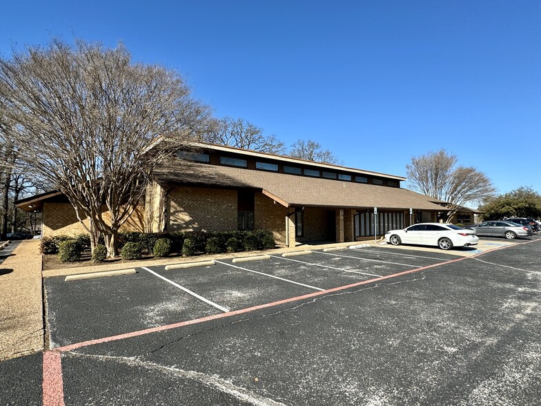 910 N Davis Dr, Arlington, TX for rent - Building Photo - Image 1 of 6