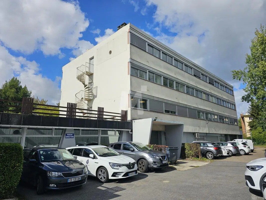 Light Industrial in Igny to rent Building Photo- Image 1 of 13