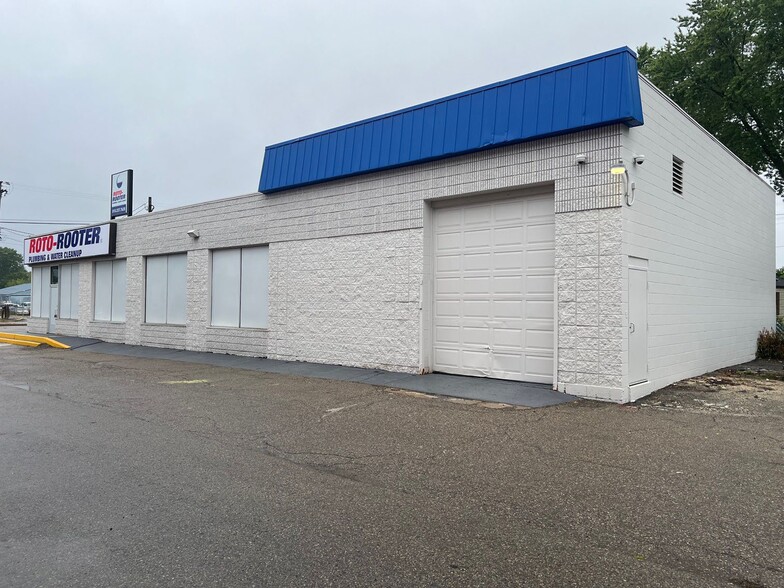 2215 S Dort Hwy, Flint, MI for rent - Building Photo - Image 2 of 5