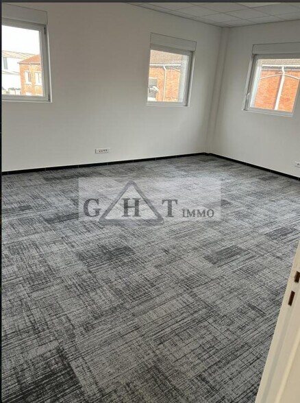 Office in Villeneuve-la-Garenne to rent - Building Photo - Image 3 of 4