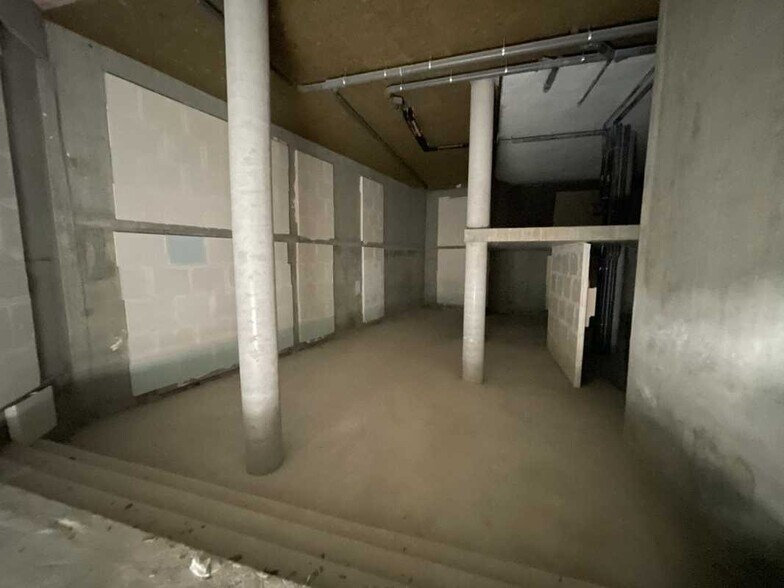 Retail in Bagnolet for sale - Interior Photo - Image 2 of 2