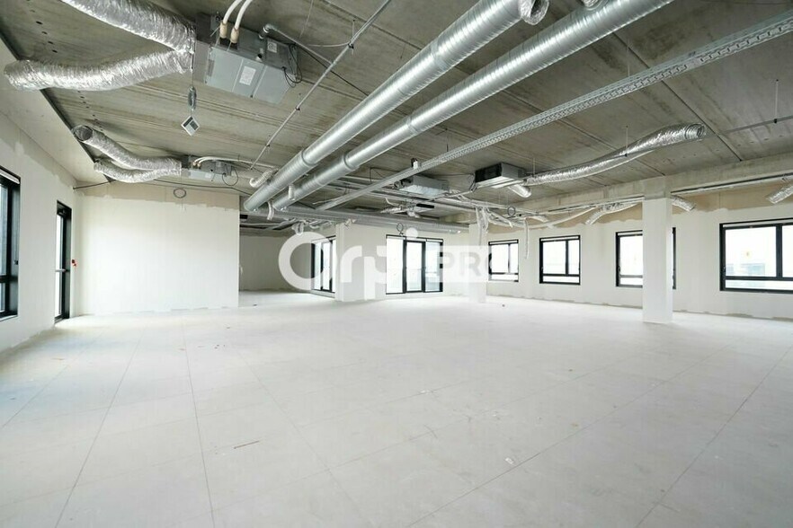 Office in Genas to rent - Interior Photo - Image 1 of 9