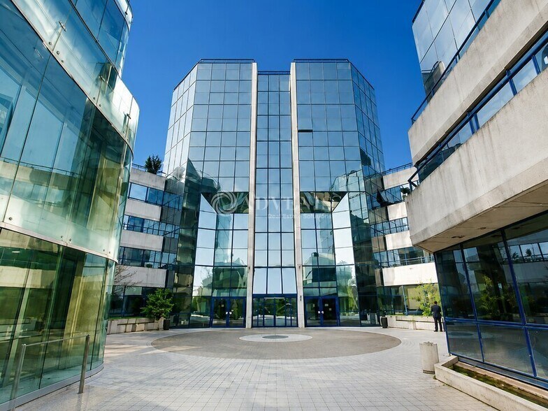22 Quai Gallieni, Suresnes to rent - Building Photo - Image 1 of 7