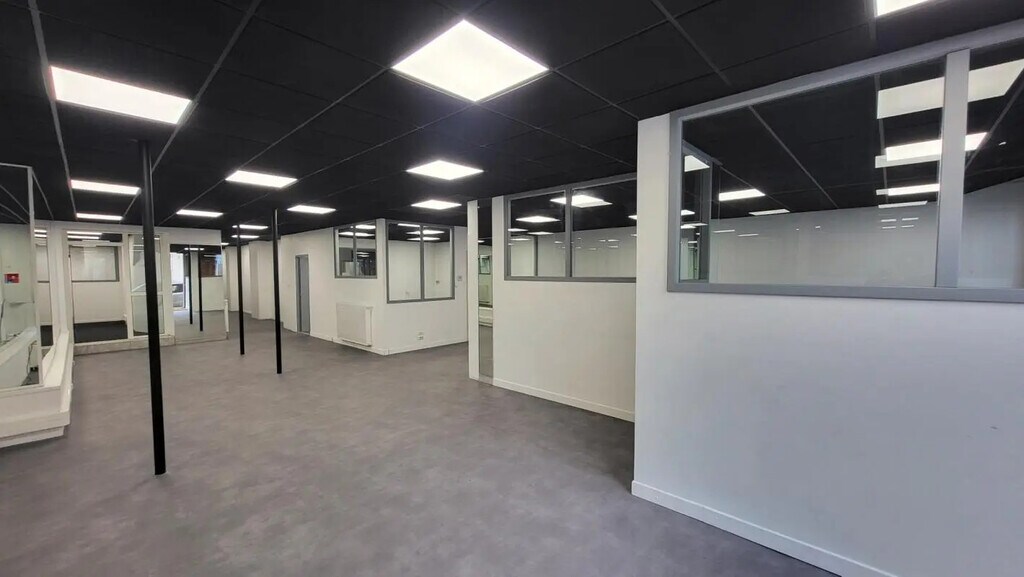Location Local d'activités 800 m² - Photo 1