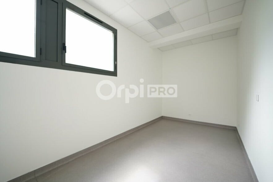 15 Rue Jules Romains, Vaulx-en-Velin to rent - Interior Photo - Image 3 of 12