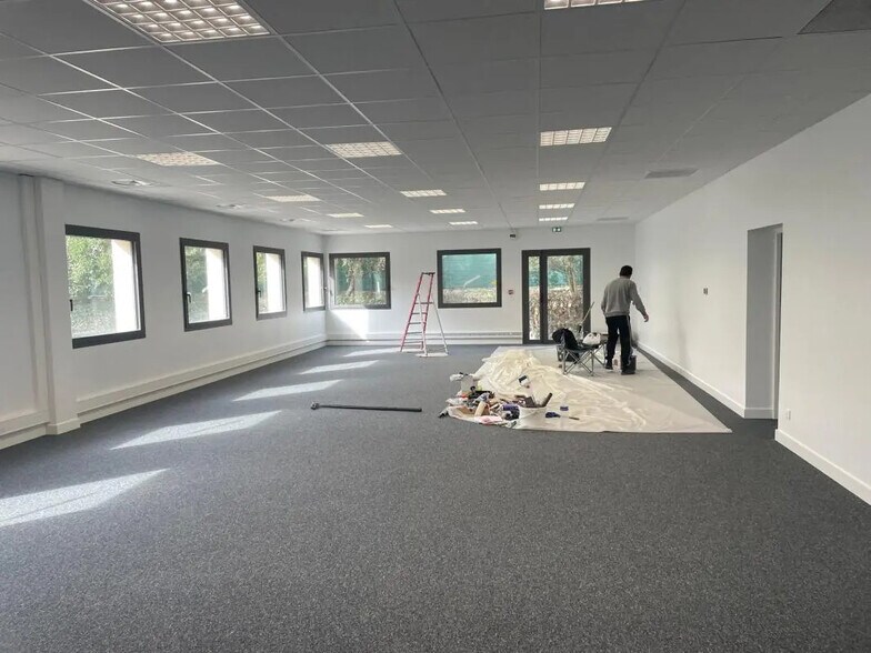 Office in Aubagne to rent - Interior Photo - Image 2 of 5