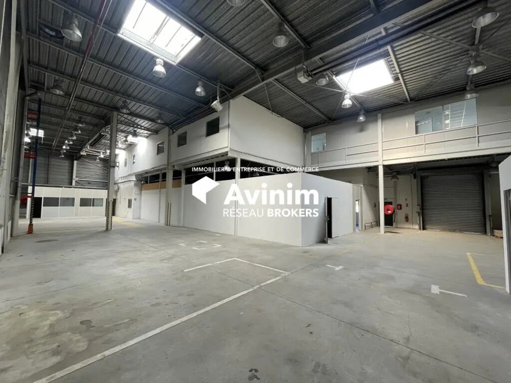 Location Entrepôt 1 127 m² - Photo 1