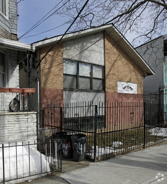 122 Grant Ave, Jersey City, NJ for rent - Primary Photo - Image 1 of 2