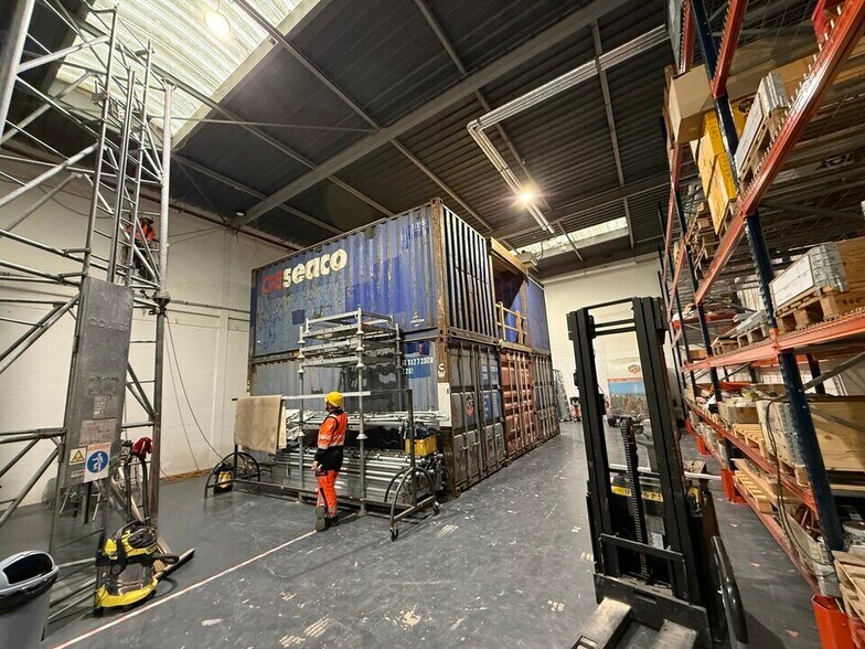 Light Industrial in Aubervilliers to rent - Interior Photo - Image 3 of 7