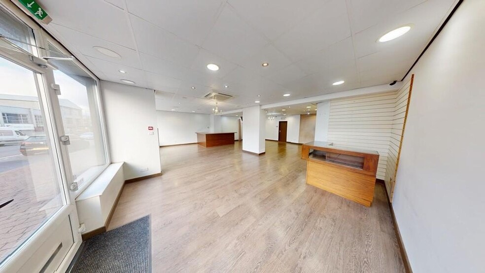 485 Leeds Rd, Bradford to rent - Building Photo - Image 3 of 8