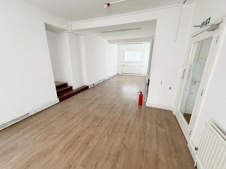 19-20 Church St, Merthyr Tydfil to rent - Interior Photo - Image 3 of 8