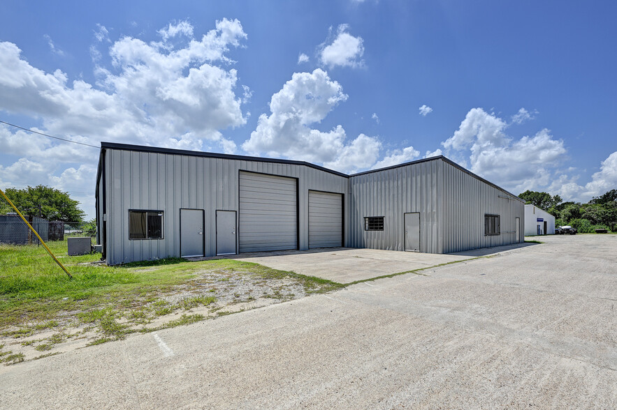 11737 N Highway 75, Willis, TX for rent - Building Photo - Image 1 of 40