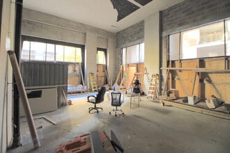 19 Royal Crest Av, London to rent Interior Photo- Image 2 of 2