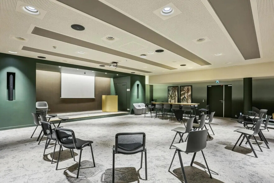 52 Quai De Dion Bouton, Puteaux to rent - Building Photo - Image 2 of 10