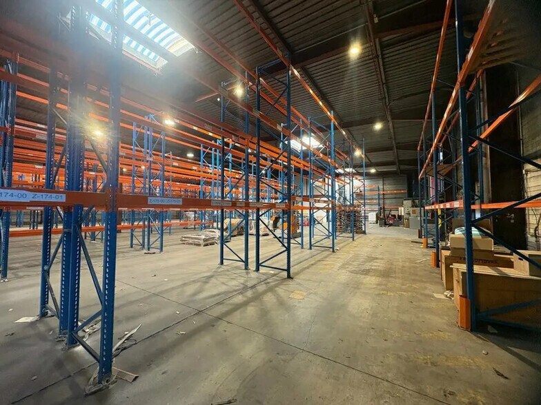 Light Industrial in Émerainville to rent - Interior Photo - Image 1 of 5