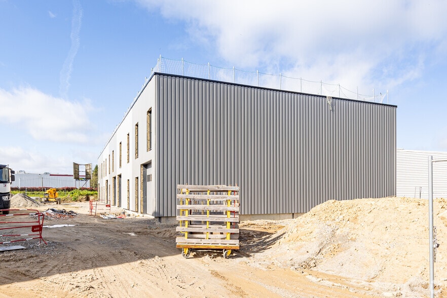 4 Rue Du Pan Loup, Couëron to rent - Building Photo - Image 2 of 13