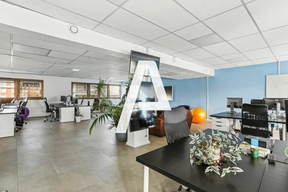 Office in Ivry-sur-Seine to rent Building Photo- Image 1 of 6