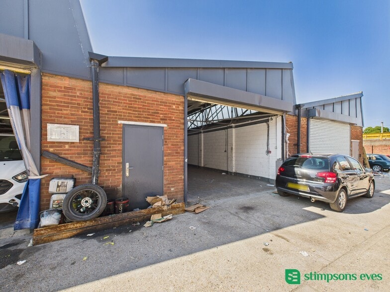 320-328 Selbourne Rd, Luton to rent - Building Photo - Image 2 of 19