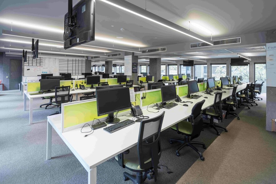 27 Bush Ln, London to rent - Interior Photo - Image 2 of 17