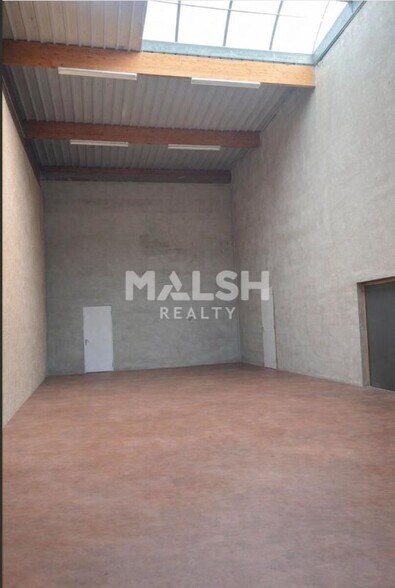 Light Industrial in La Verpillière to rent - Interior Photo - Image 2 of 4