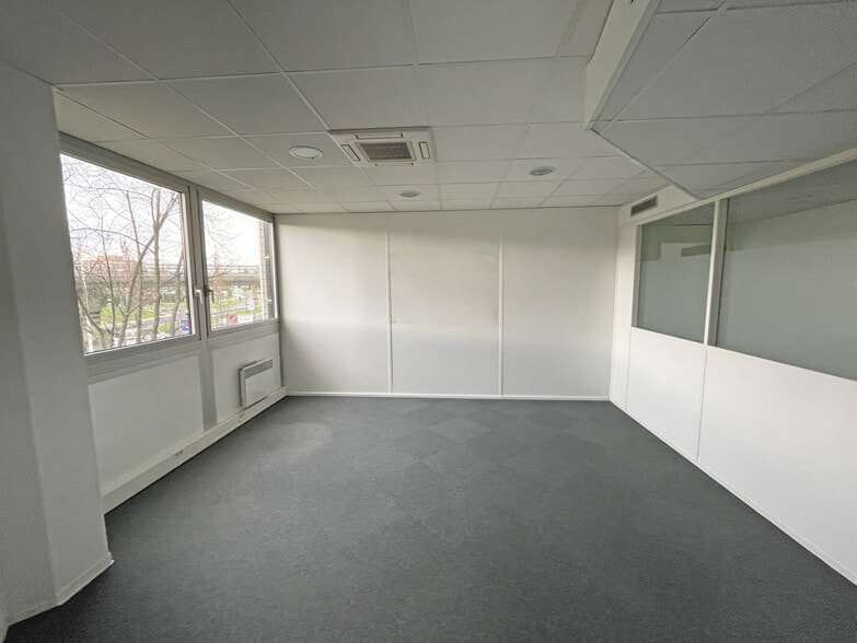 17 Avenue Didier Daurat, Blagnac to rent - Building Photo - Image 2 of 5