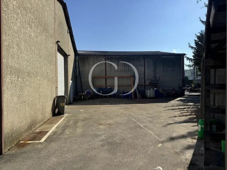 98 Rue Des Sources, Saint-Genis-Laval to rent - Building Photo - Image 3 of 7